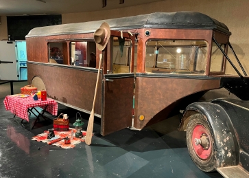 The Aerocar attached to the rumble seat section of the Packard via a "fifth wheel" mount.